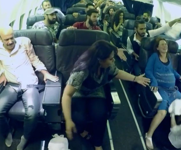 بالفيديو- أول حالة ولادة على طائرة "هبوط إضطراري"